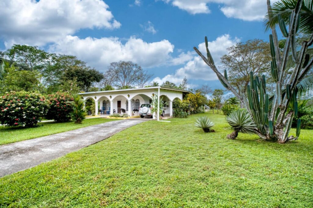 Casa con Piscina en Las Lajas Chiriquí