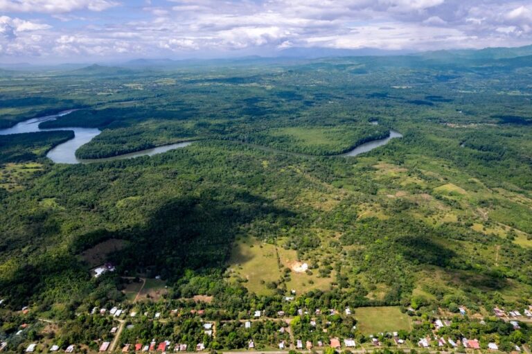 Amplia Finca con Casa en Las Lajas