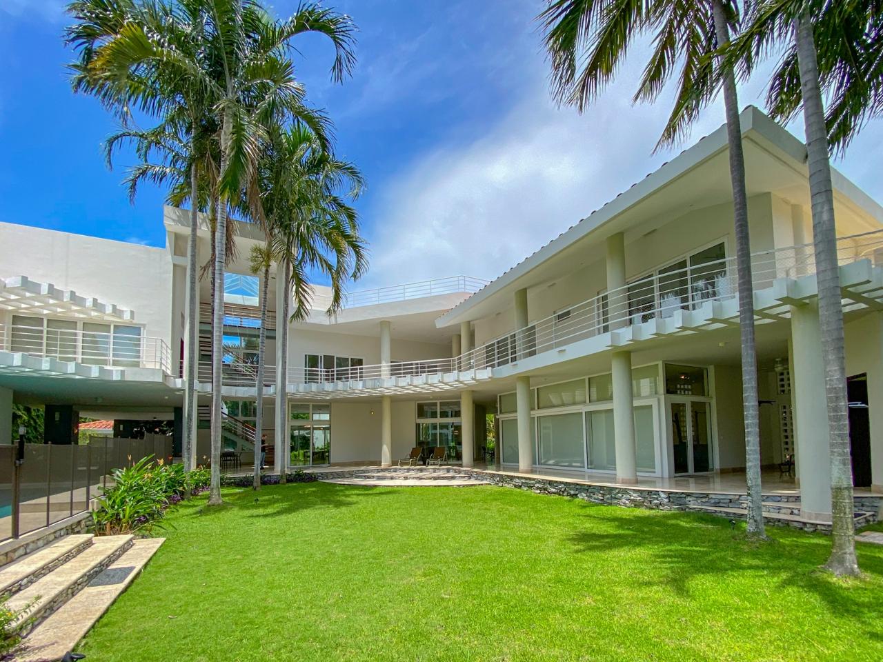 Moderna Villa de Playa con Acabados Espectaculares