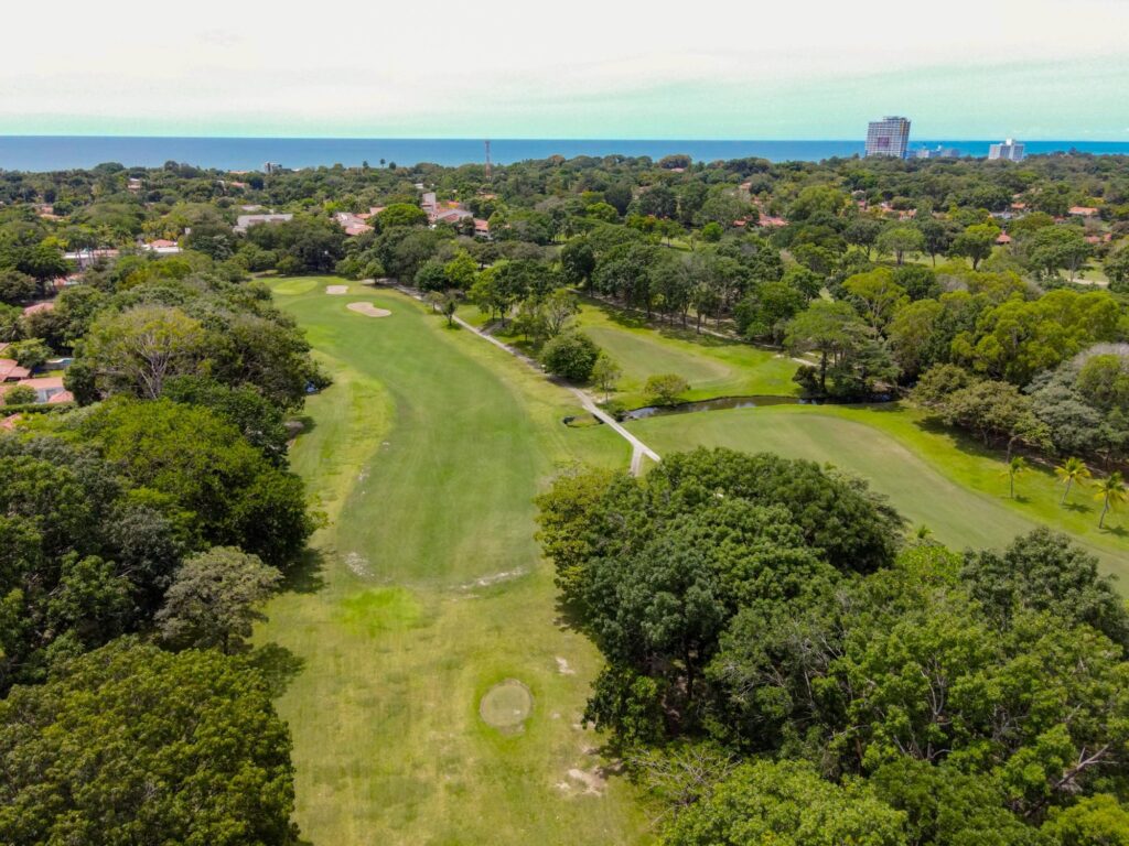 Impresionante Condo en Coronado Golf
