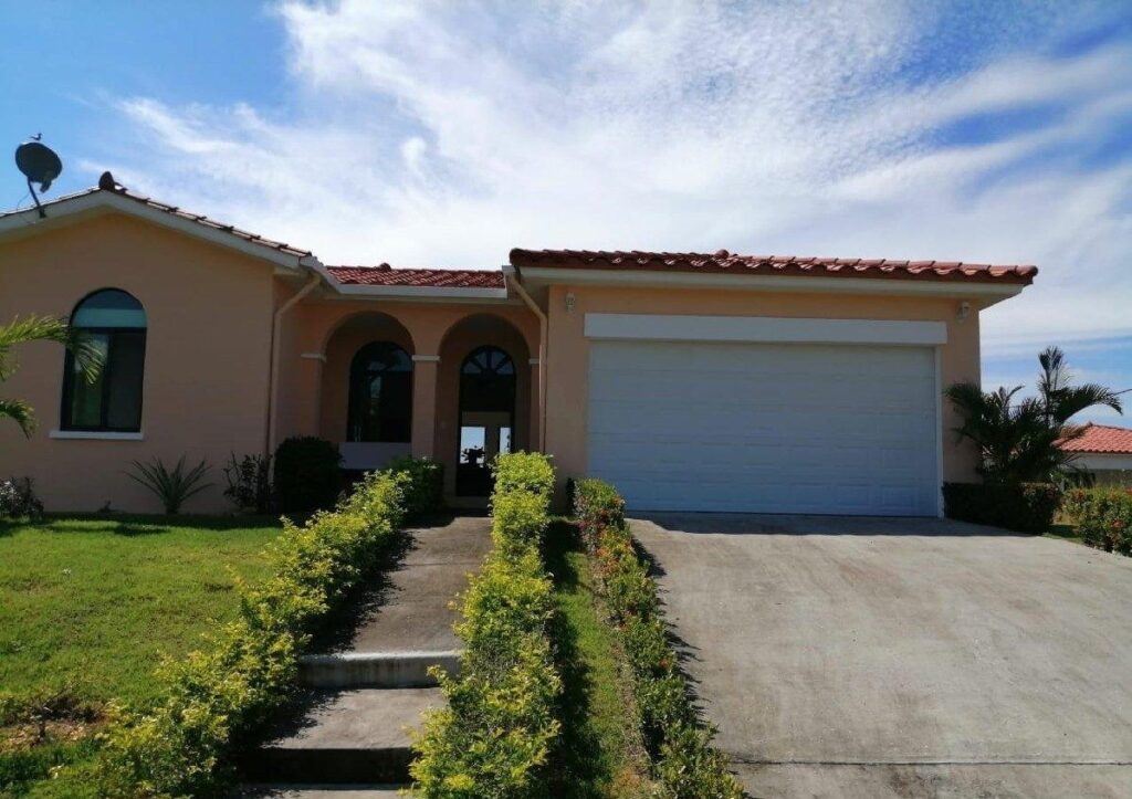CASA 3BD EN HACIENDA PACIFICA 900 METROS