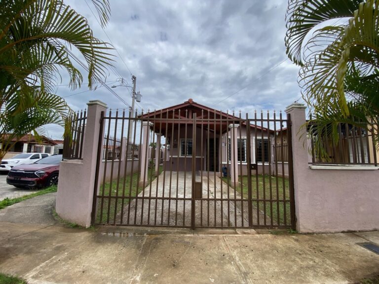 CASA REMODELADA ESQUINA en LAS CUMBRES