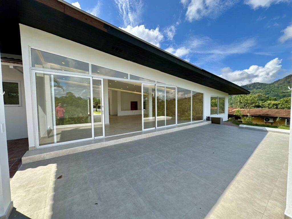 Casa-En-Venta-Casa-En-Las-Cumbres-Calle-Del-Lago-Las-Cumbres-Panama-10