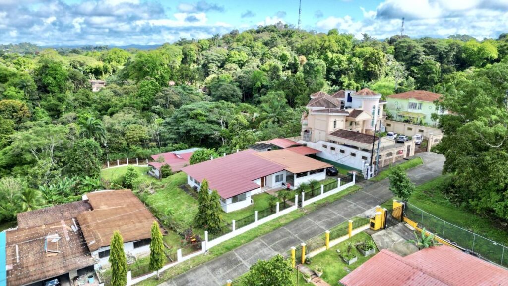 Casa-En-Venta-Casa-En-Las-Cumbres-Calle-Del-Lago-Las-Cumbres-Panama-12