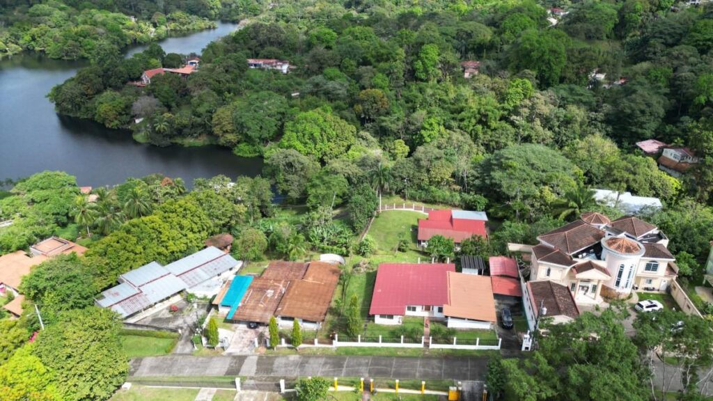 Casa-En-Venta-Casa-En-Las-Cumbres-Calle-Del-Lago-Las-Cumbres-Panama-15